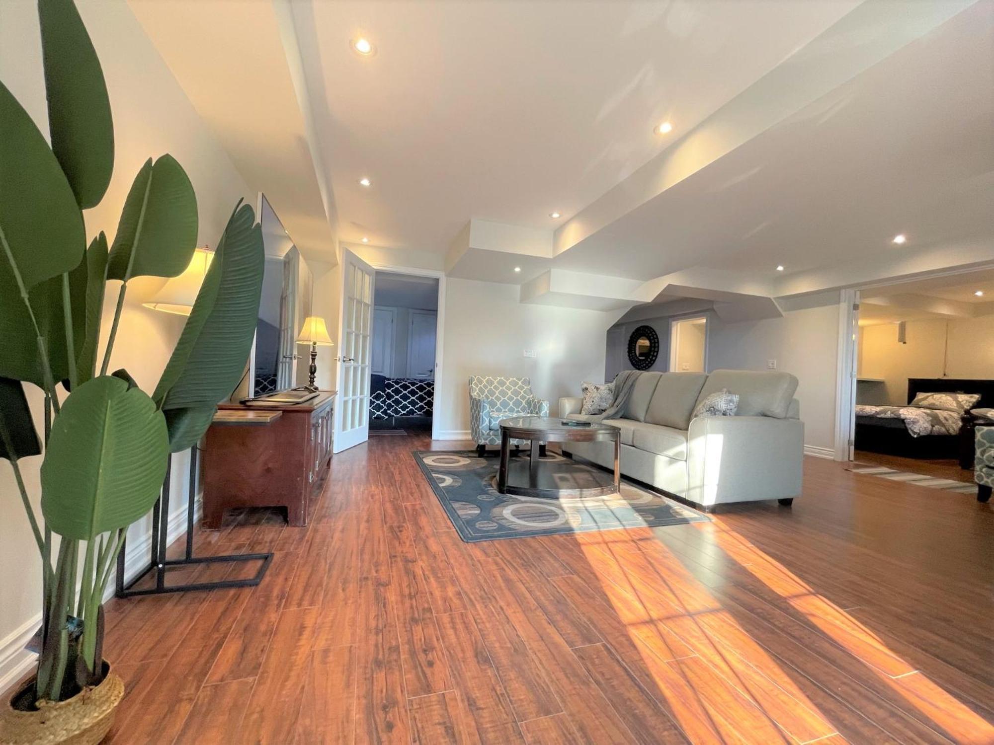 מיסיסאוגה Cozy Lovely Ravine Facing Suite. מראה חיצוני תמונה